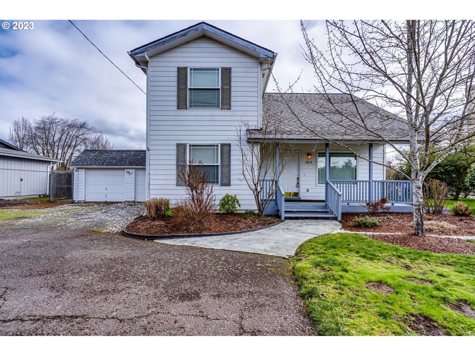 Property Photo: 1915 Ruskin St OR 97402