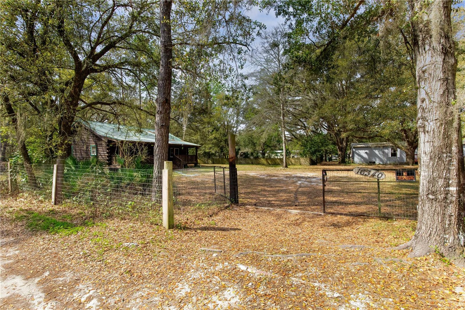 Property Photo:  16340 NE 138th Terrace  FL 32134 