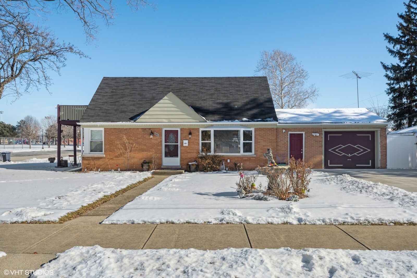 Property Photo:  141 N Hillside Avenue  IL 60164 