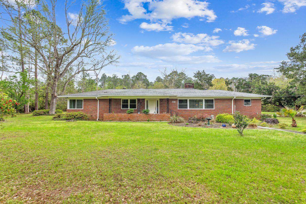 Property Photo: 10075 North Loop Rd FL 32507