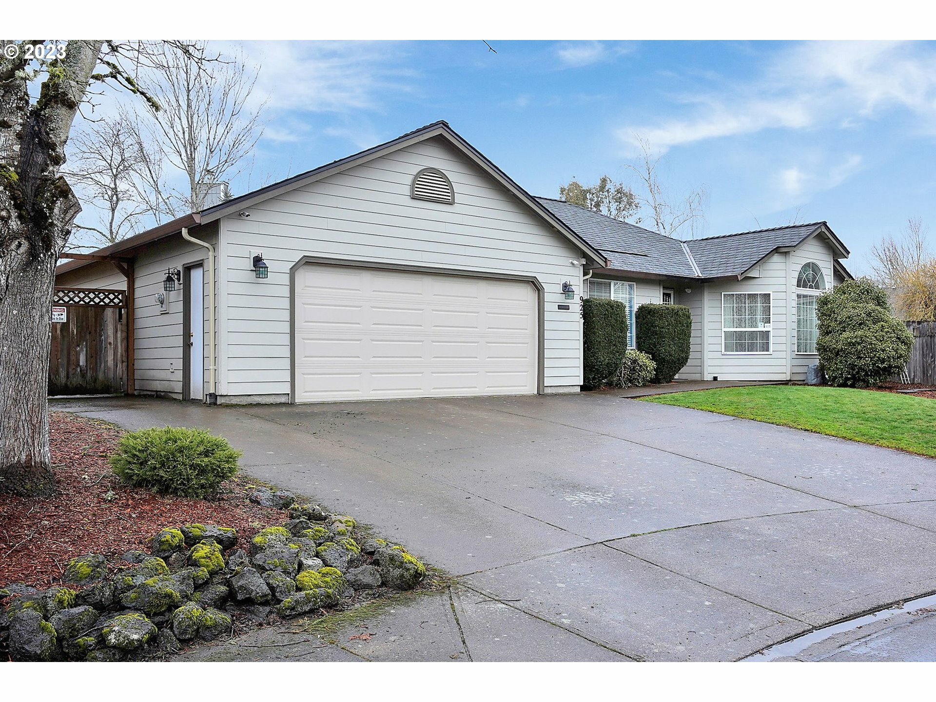 Property Photo: 925 SW Dove Ct OR 97128