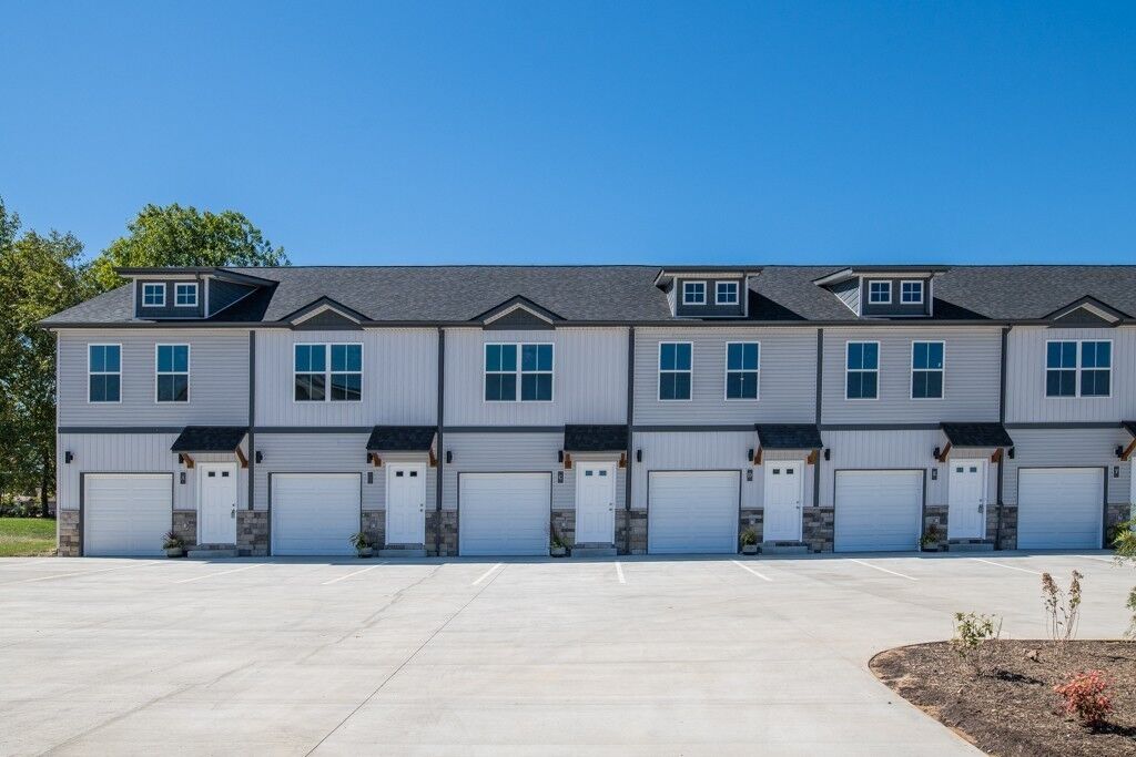 Property Photo: 204 Drayton Drive Unit F TN 37042