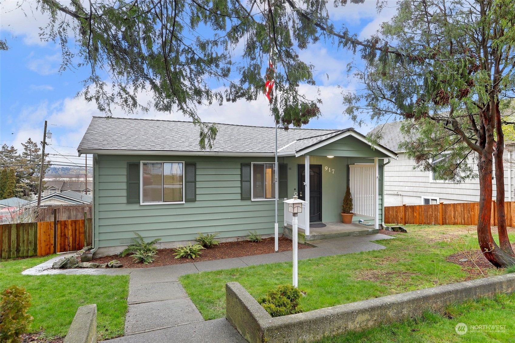 Property Photo:  917 Maple Street  WA 98201 