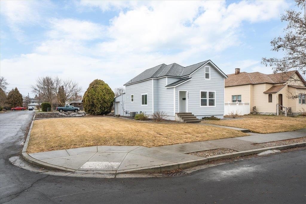 Property Photo: 2803 E South Crescent Ave WA 99207