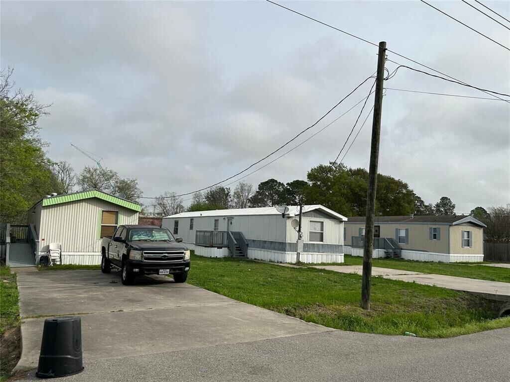 Property Photo: 104,106, 108 Bob Smith Road TX 77521
