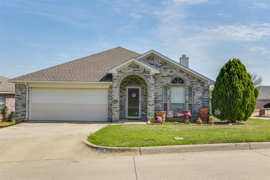 Property Photo: 1529 Redstone Drive TX 76112