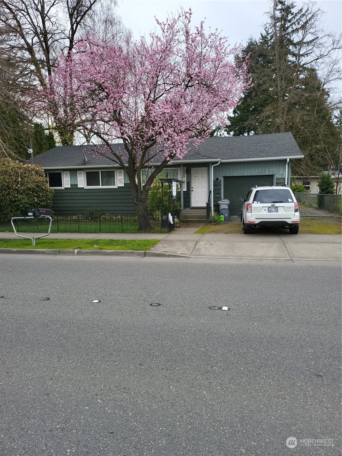 Property Photo:  720 N 4th Avenue  WA 98032 