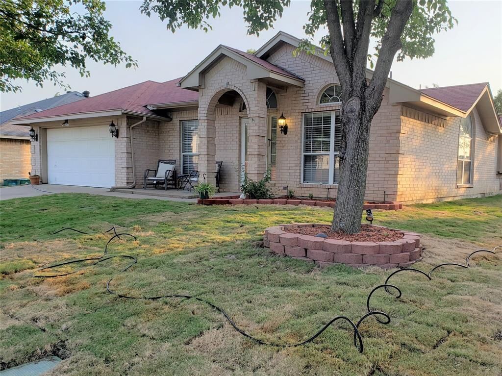 Property Photo: 129 Canterbury Drive TX 76179
