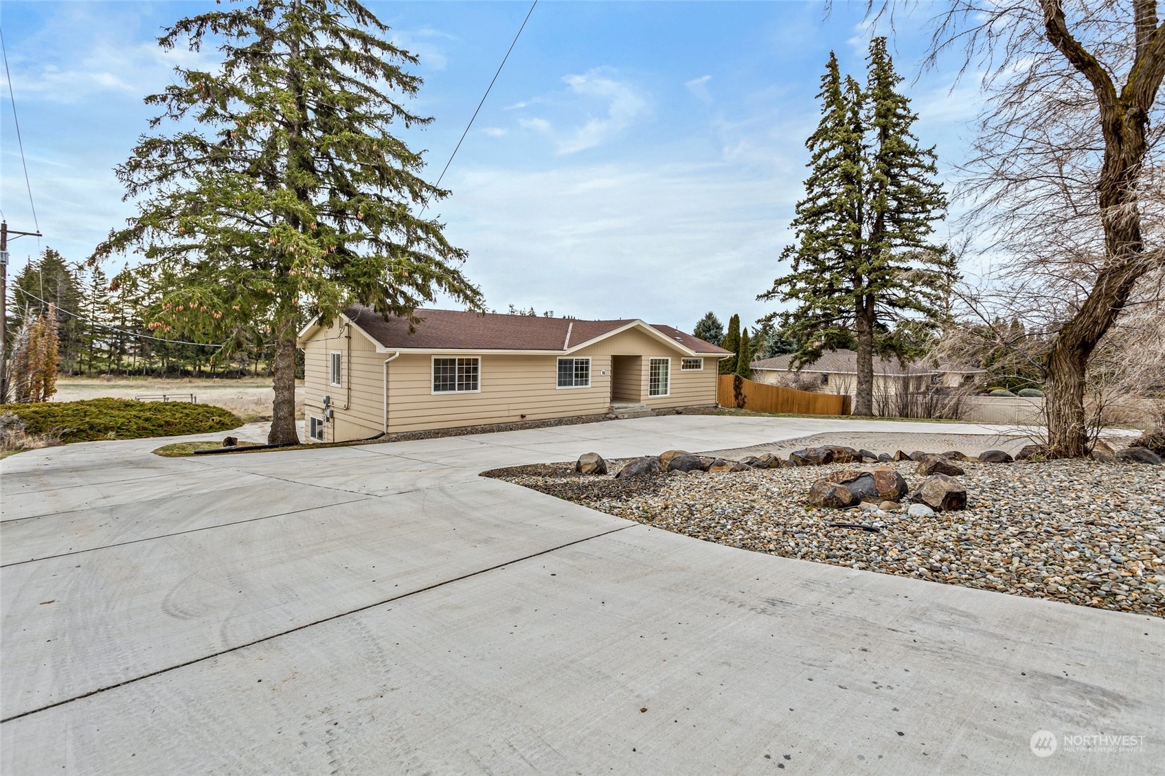 Property Photo:  700 N Willow Street  WA 98926 