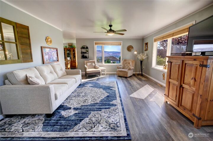 Property Photo: 433 Hillcrest Circle Drive WA 98841