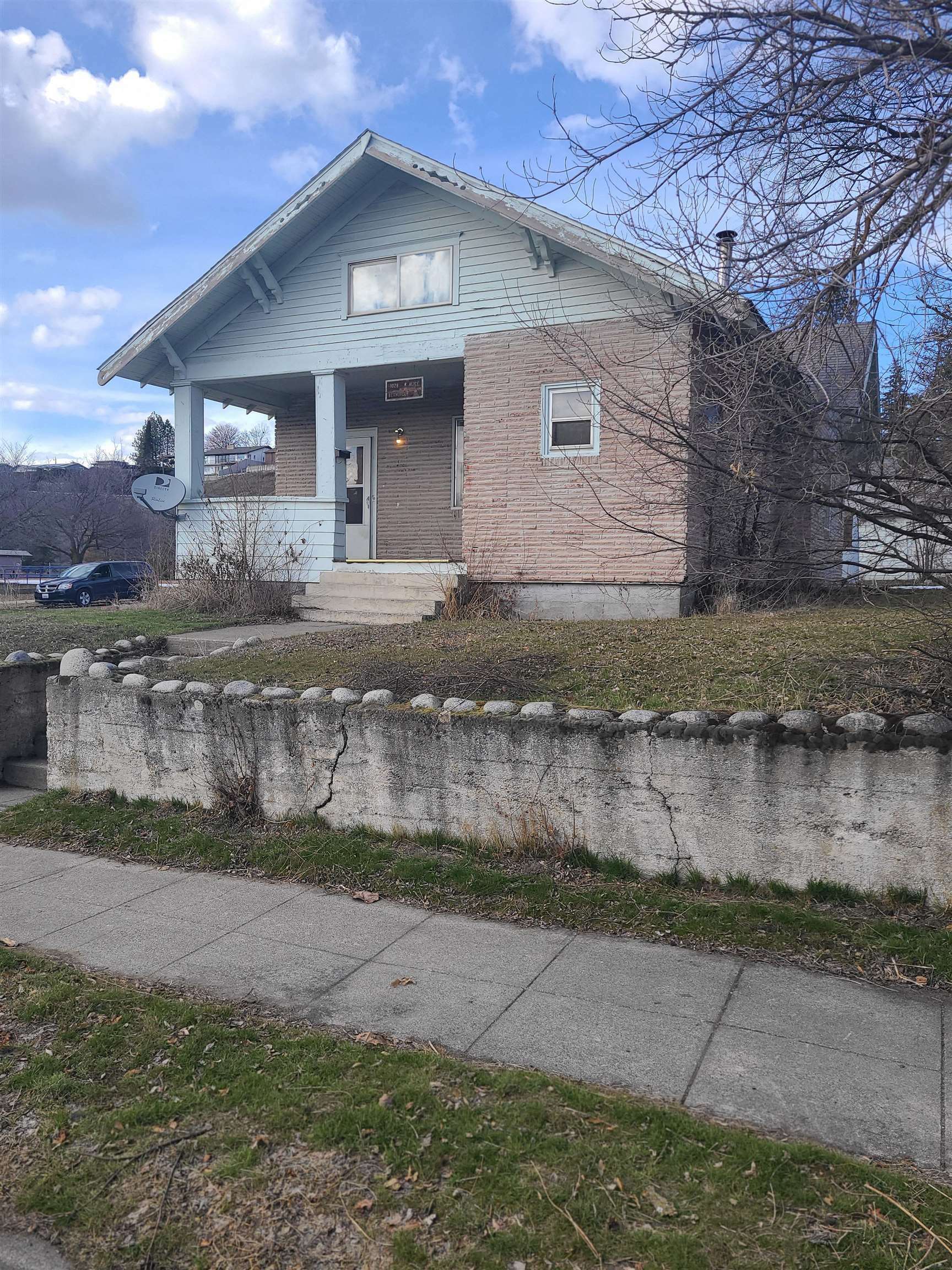 Property Photo: 1028 W Alice Ave WA 99205