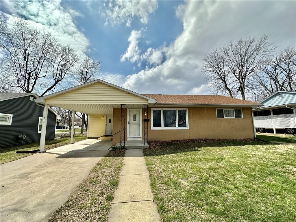 Property Photo:  8 Parkway Drive  IL 61951 