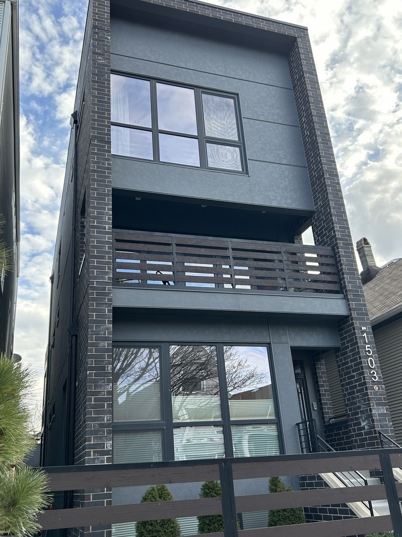 Property Photo: 1503 W Oakdale Avenue 2 IL 60657