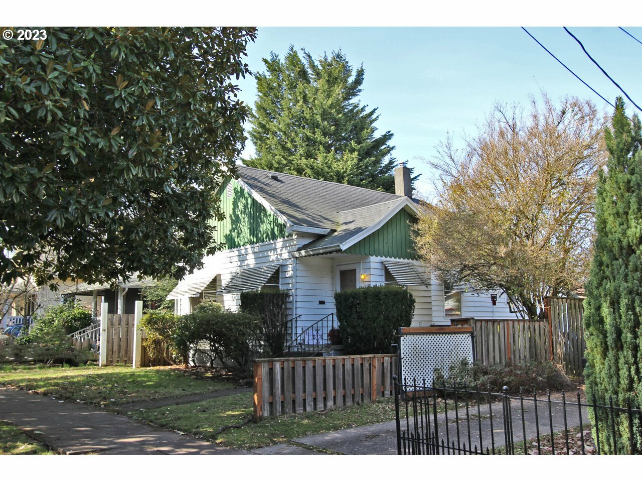 Property Photo:  1653 SE Sherrett St  OR 97202 