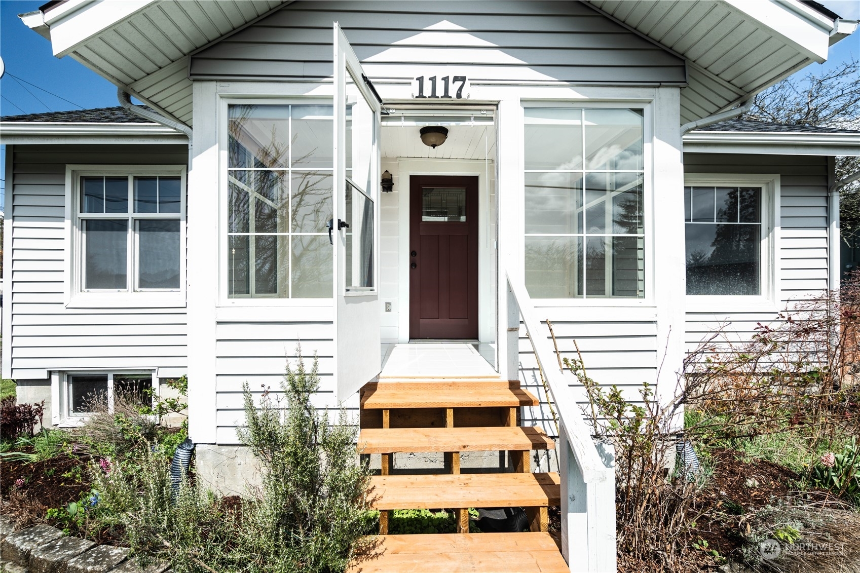 Property Photo:  1117 Alabama Street  WA 98226 