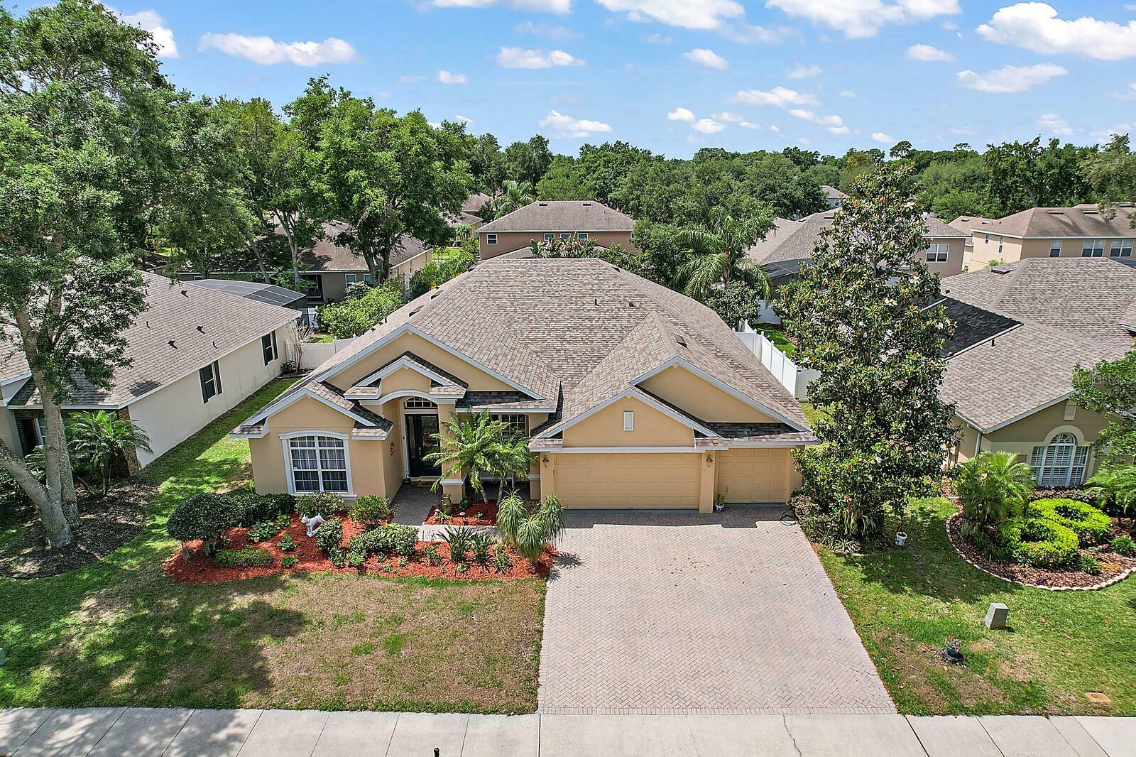 Property Photo:  204 E Blue Water Edge Drive  FL 32736 