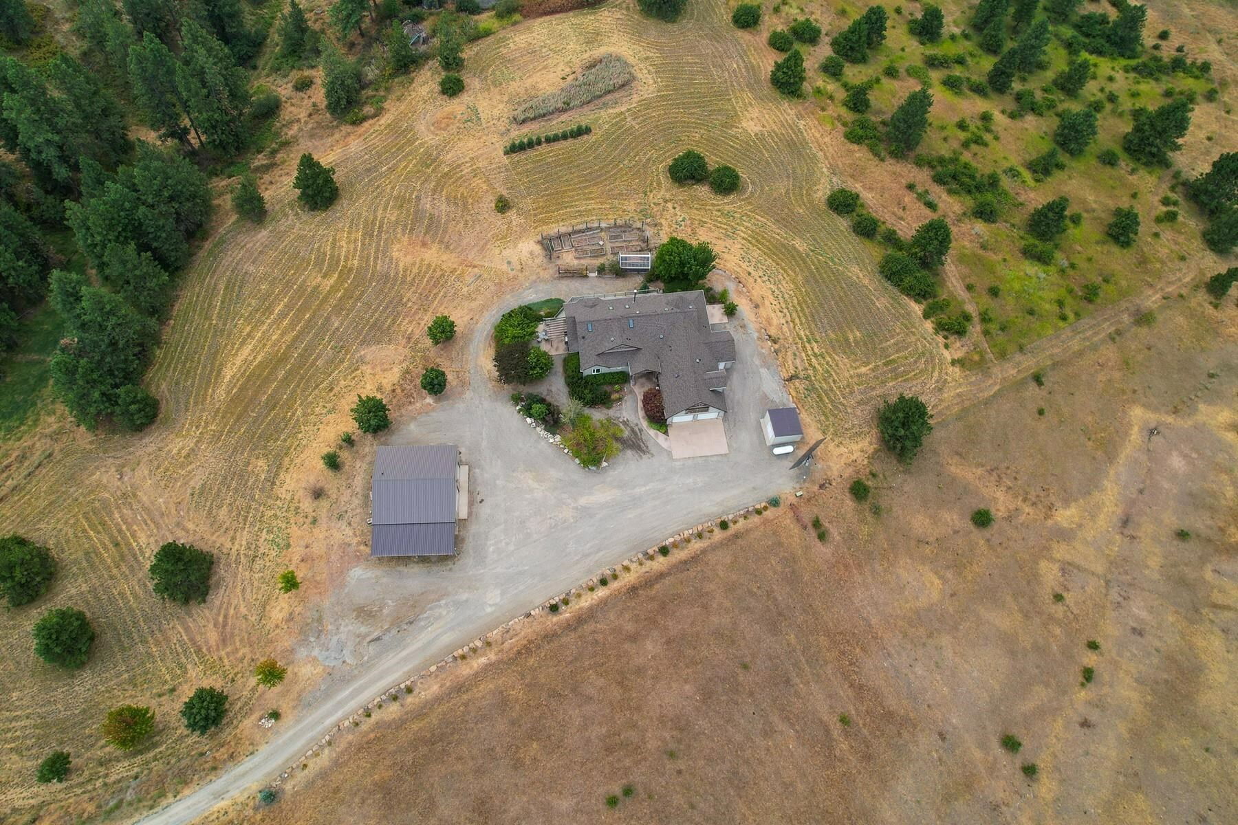 Property Photo: 8929 E Jason Hill Ln WA 99223