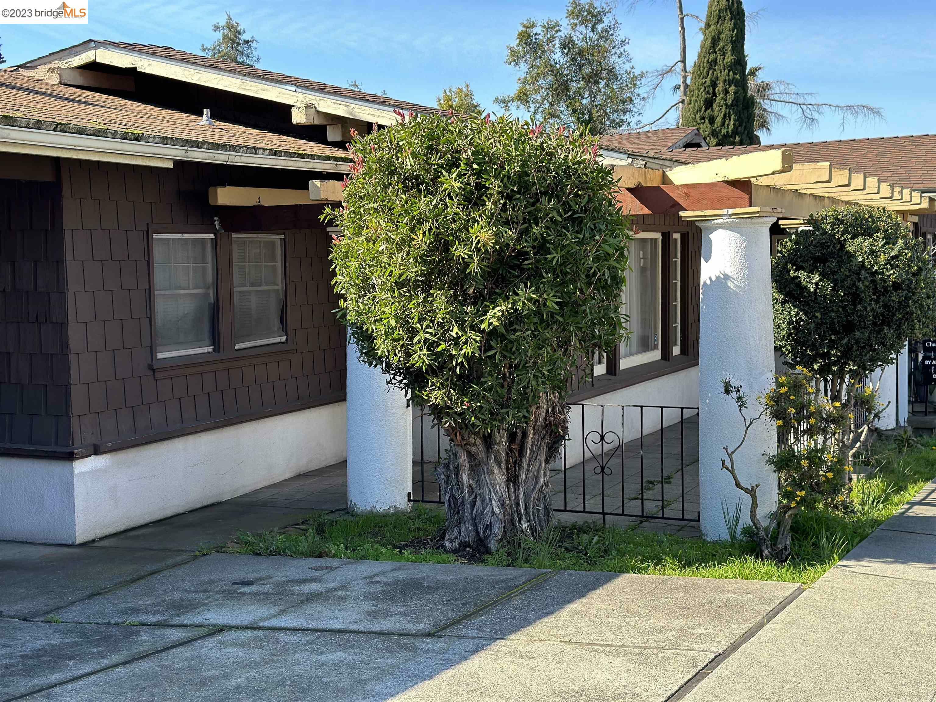 Property Photo:  1729 Pleasant Valley Ave  CA 94611 