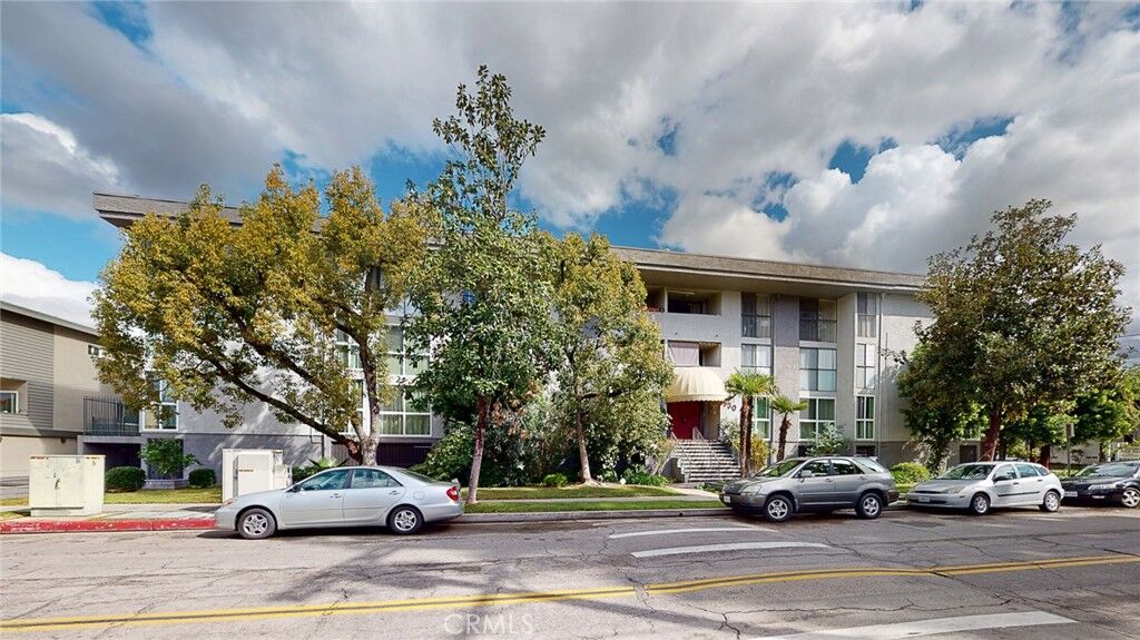 Property Photo:  930 N Louise Street 103  CA 91207 