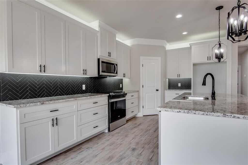 Property Photo:  148 Arrendondo Way  TX 76126 