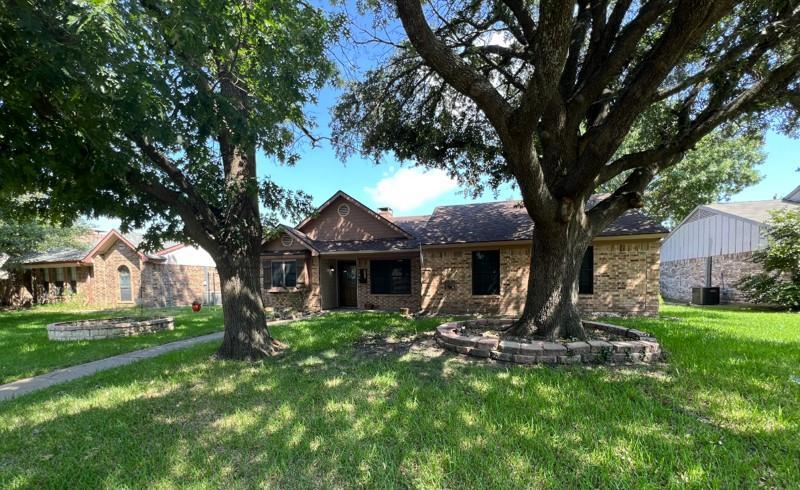 Property Photo: 1207 Wyndham Drive TX 75098