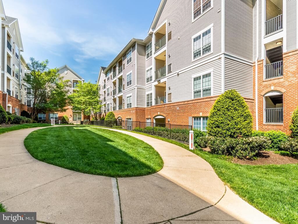 Property Photo:  4850 Eisenhower Avenue 127  VA 22304 