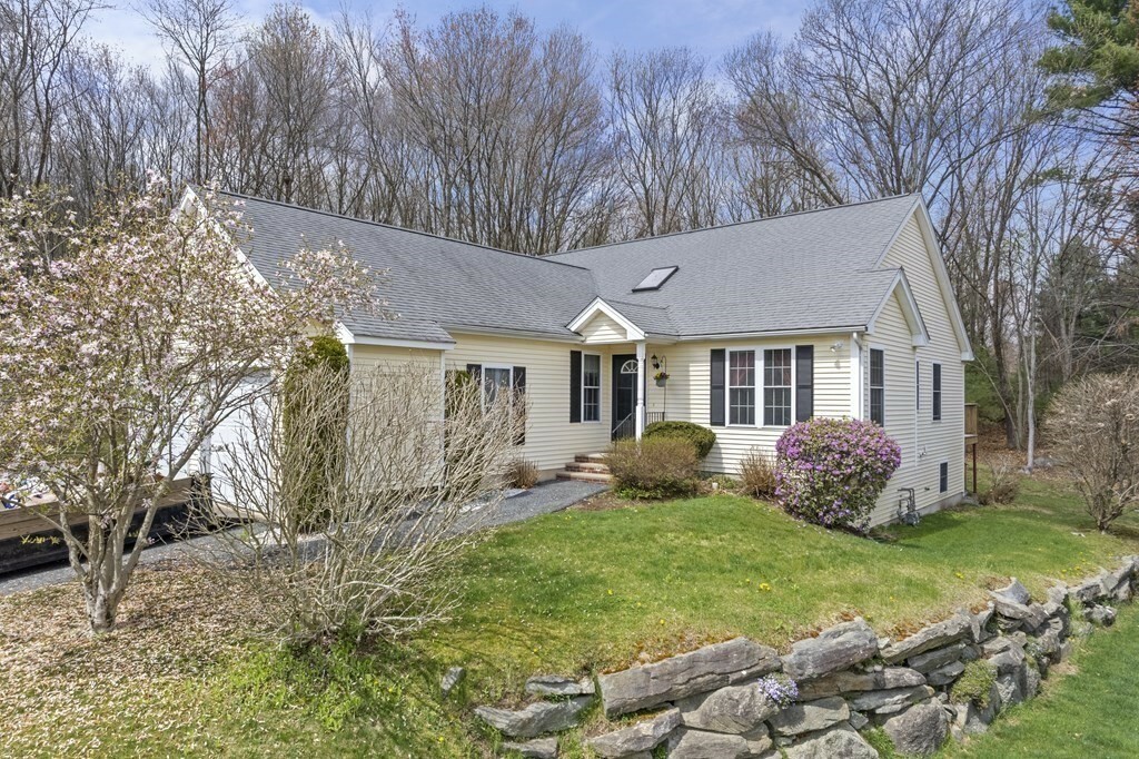 Property Photo: 9 Stagecoach Ct 9 MA 01569