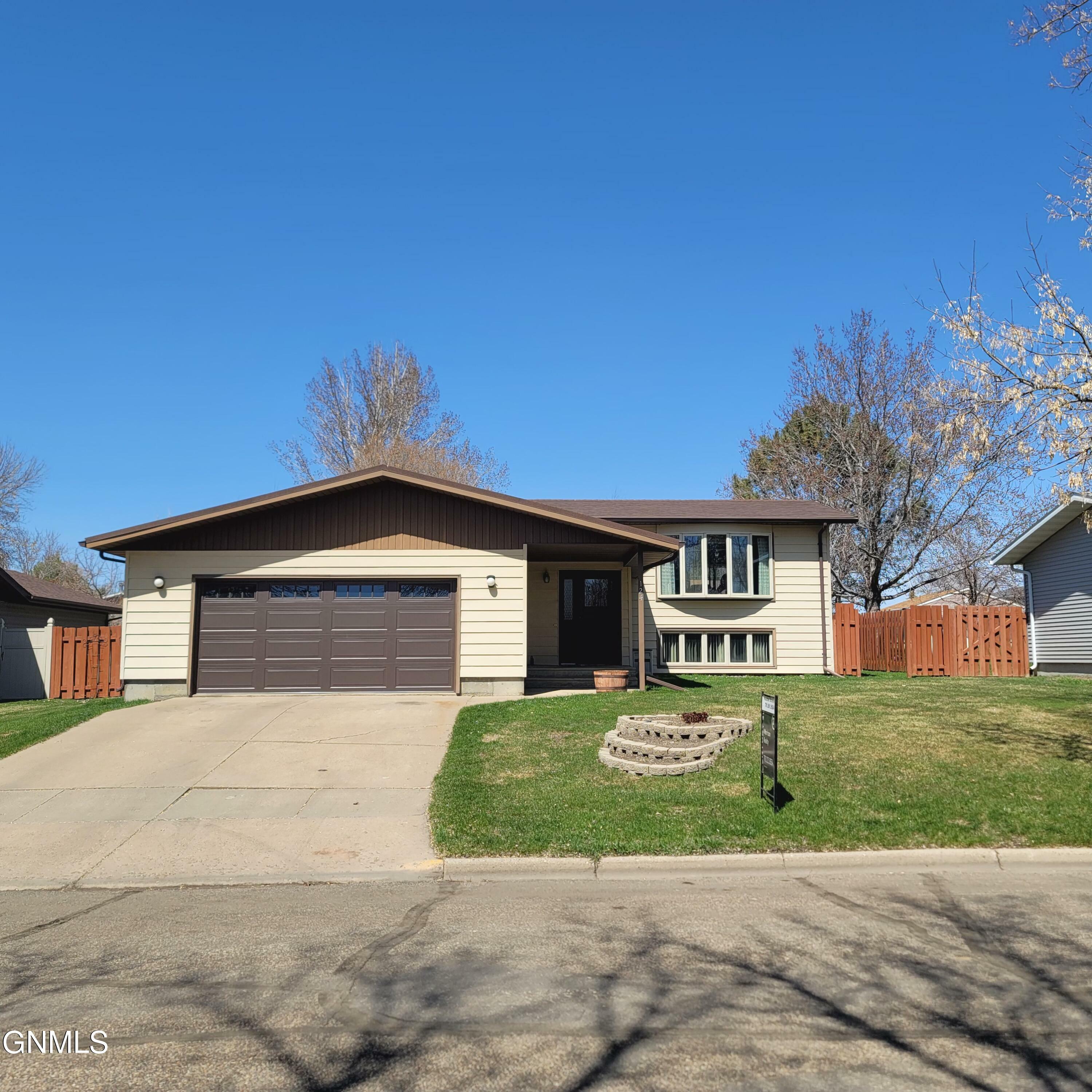 Property Photo:  124 10th Street NE  ND 58523 