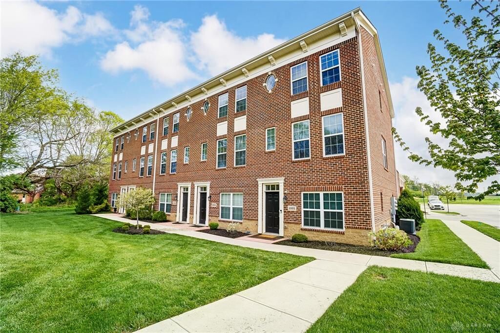 Property Photo: 1004 Parklake Row OH 45066