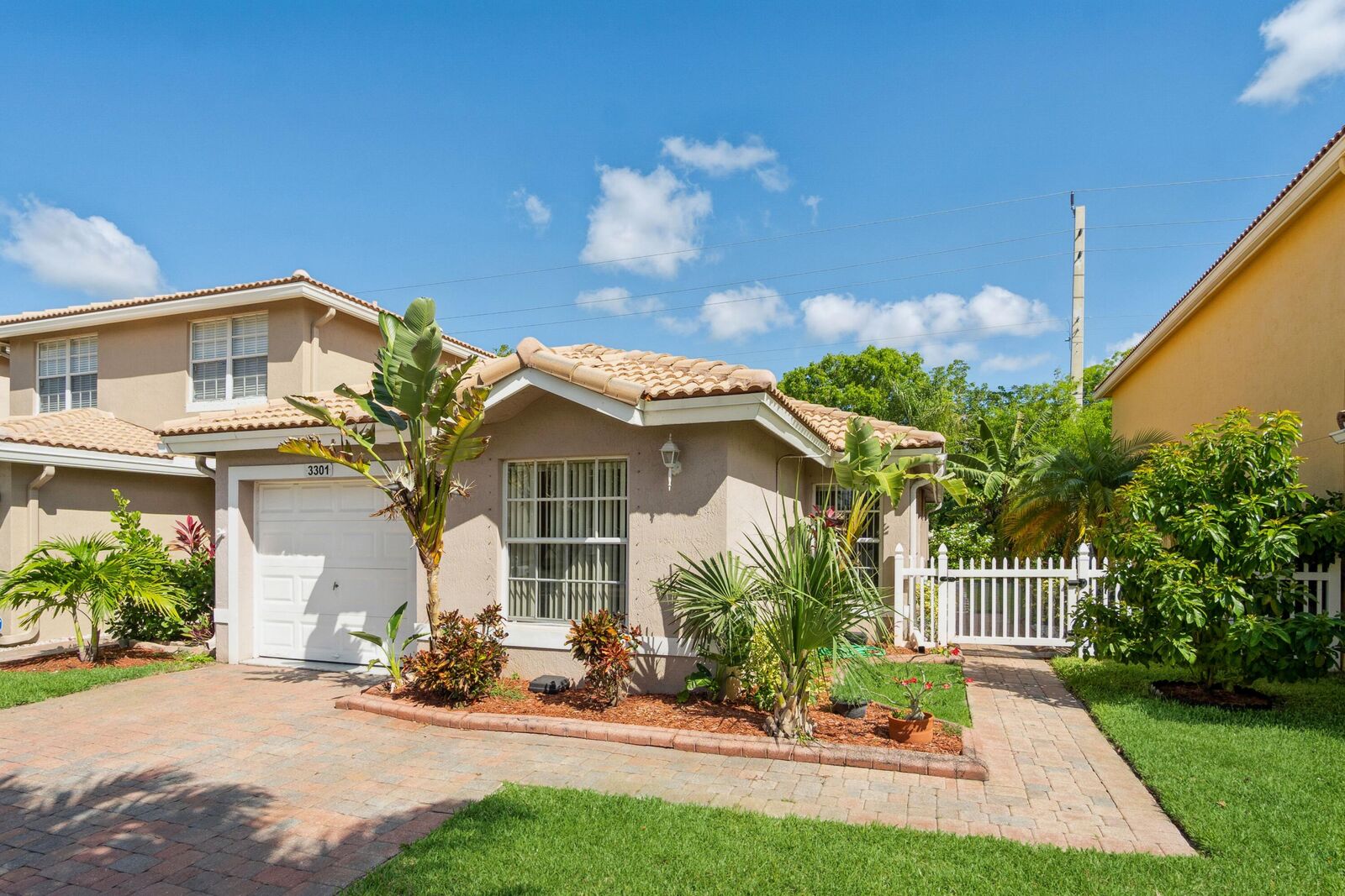 Property Photo:  3301 Commodore Court  FL 33411 