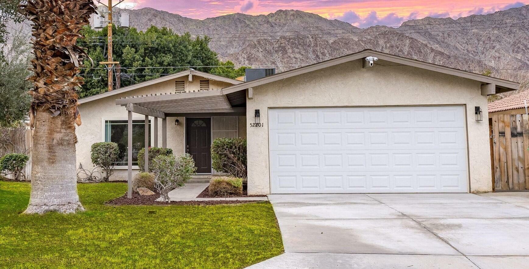 Property Photo: 52201 Avenida Mendoza CA 92253