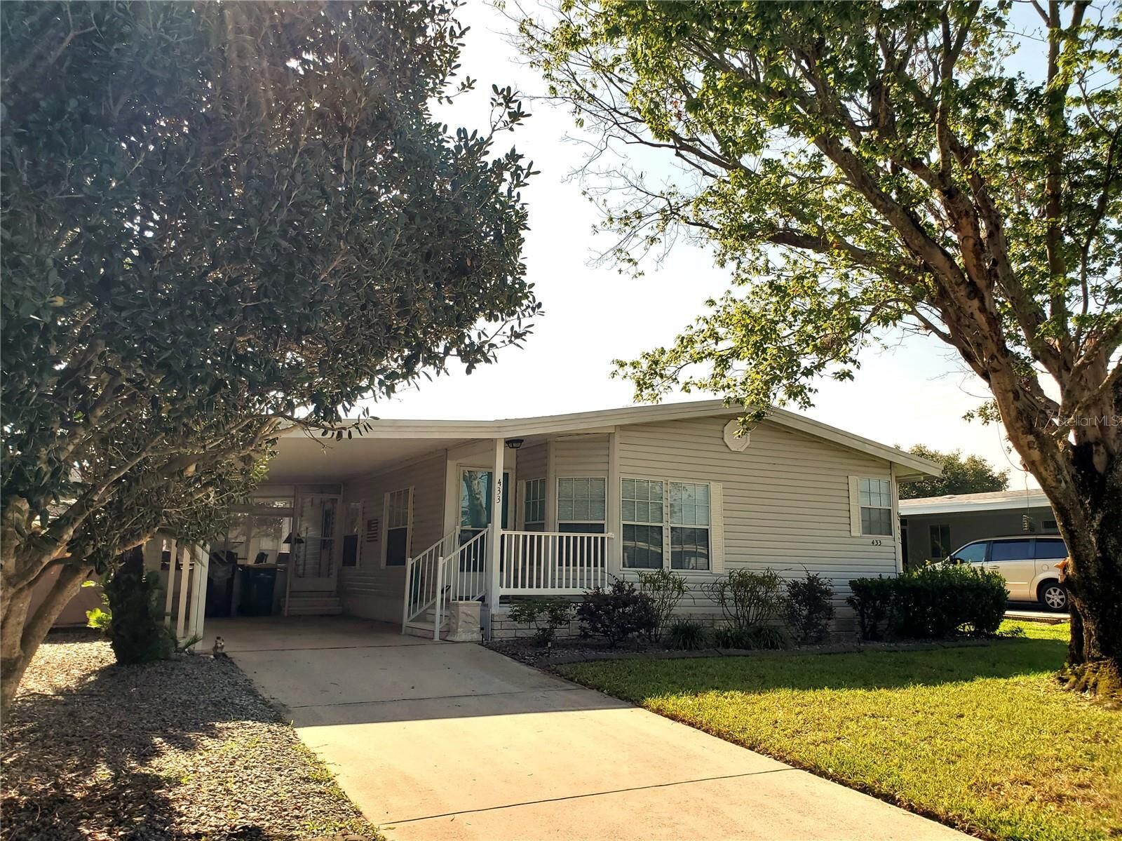 Property Photo: 433 King Way FL 32778