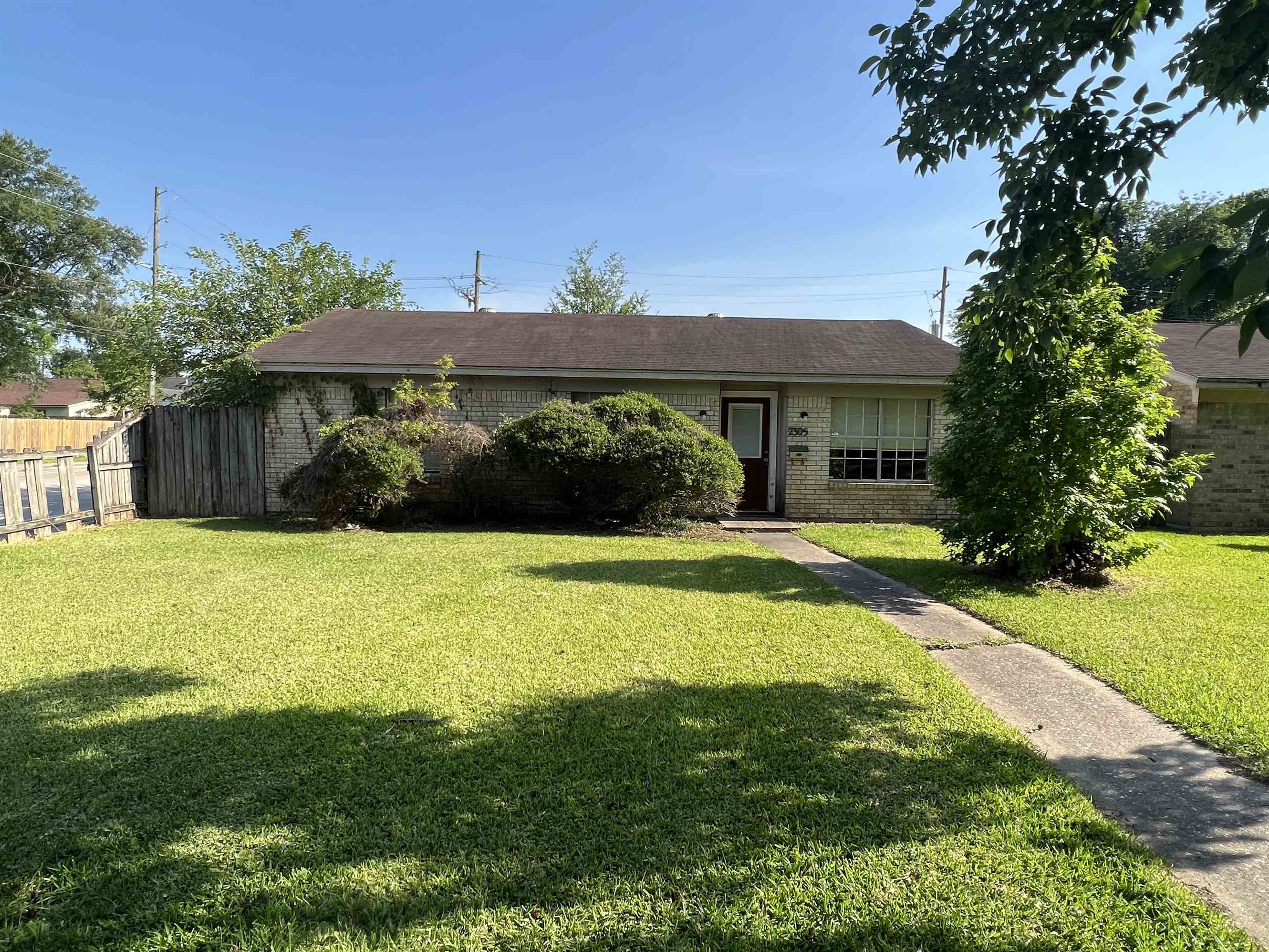 Property Photo:  2305 Gladys St.  TX 77702 