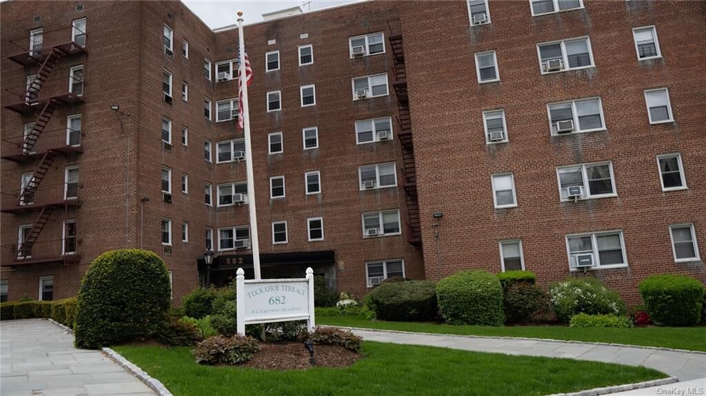 Property Photo:  682 Tuckahoe Road 4D  NY 10710