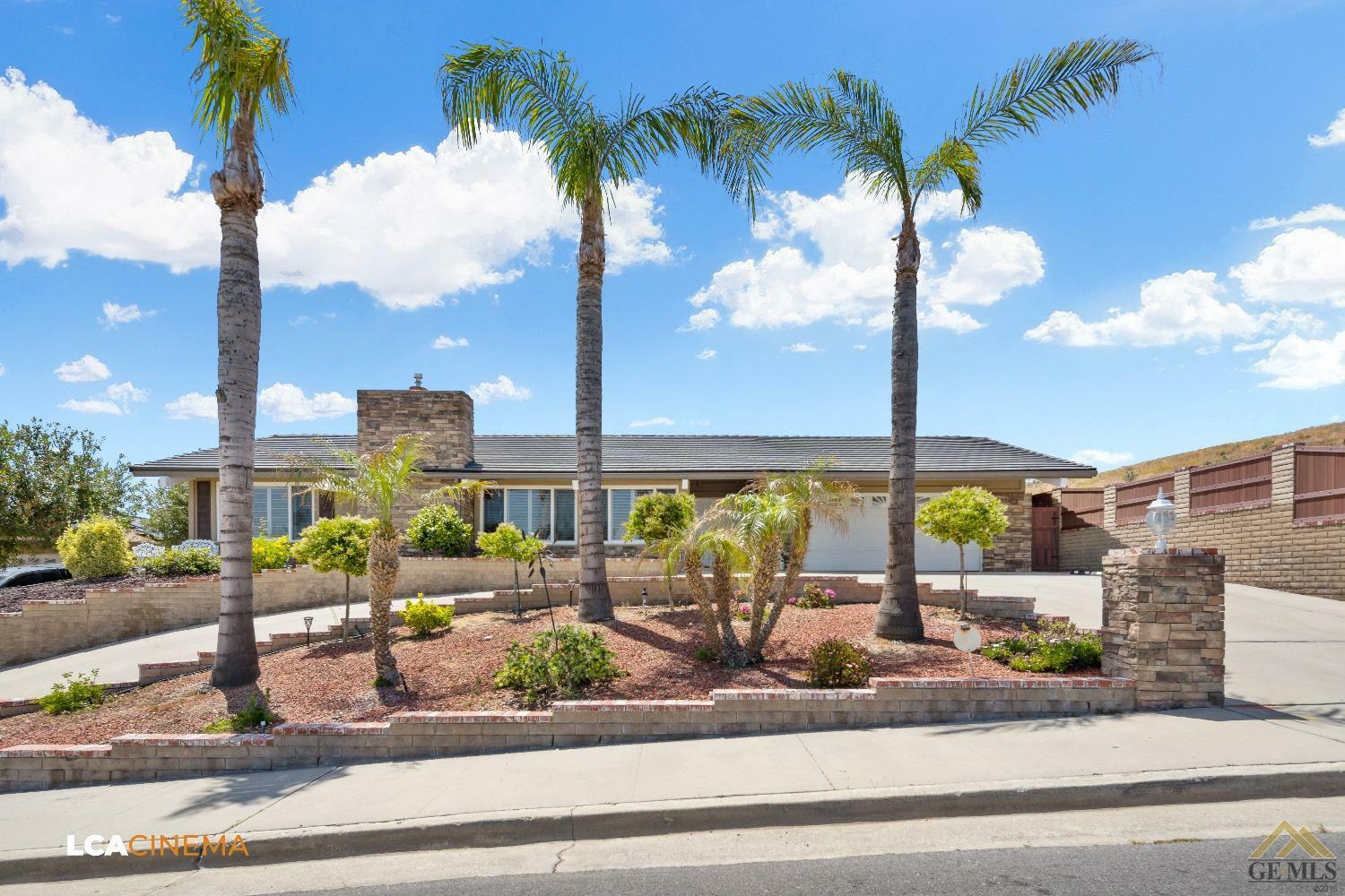 Property Photo: 705 Vista Via Drive CA 93268