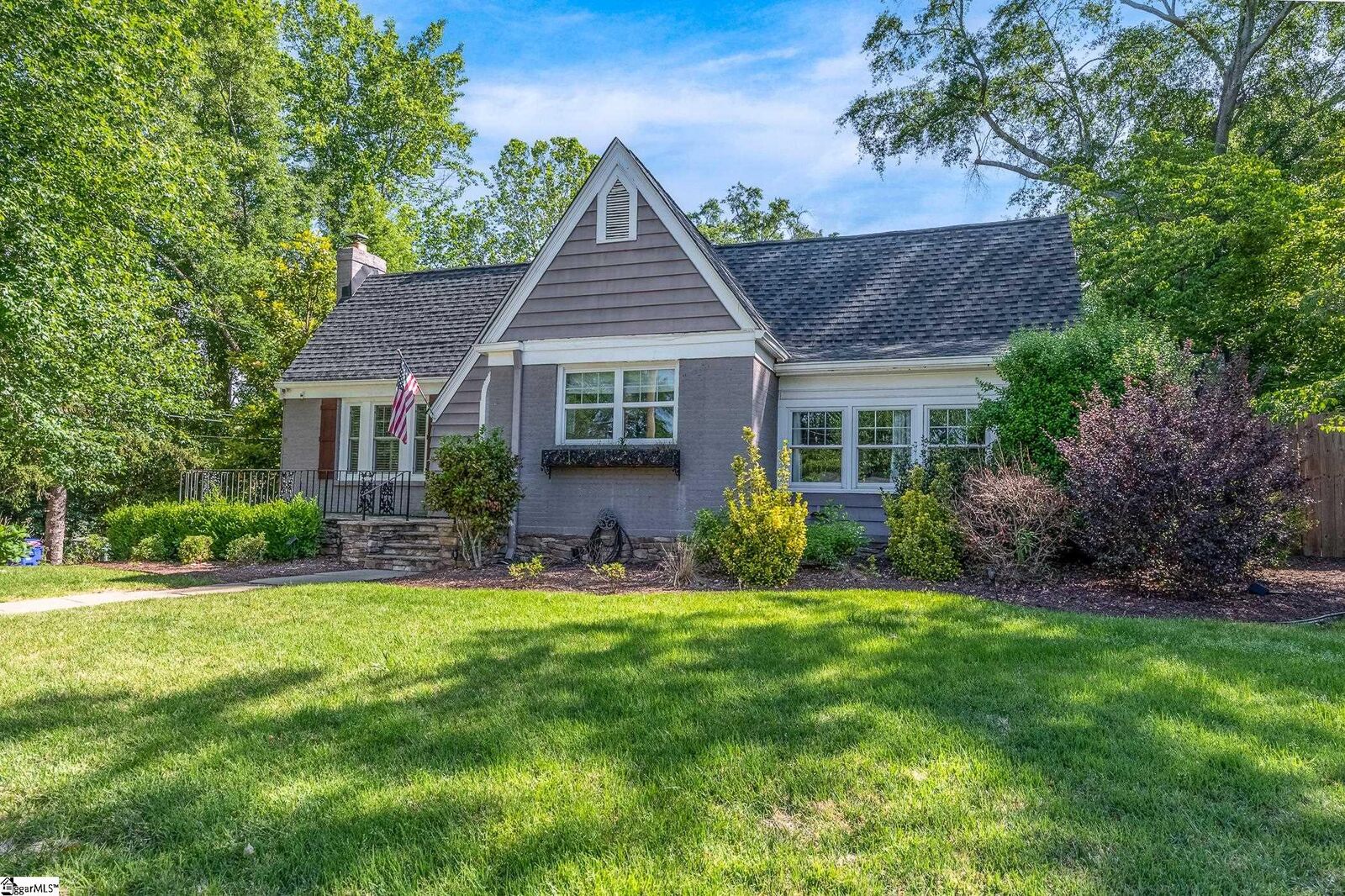 Property Photo: 309 E Hillcrest Drive SC 29609-5741