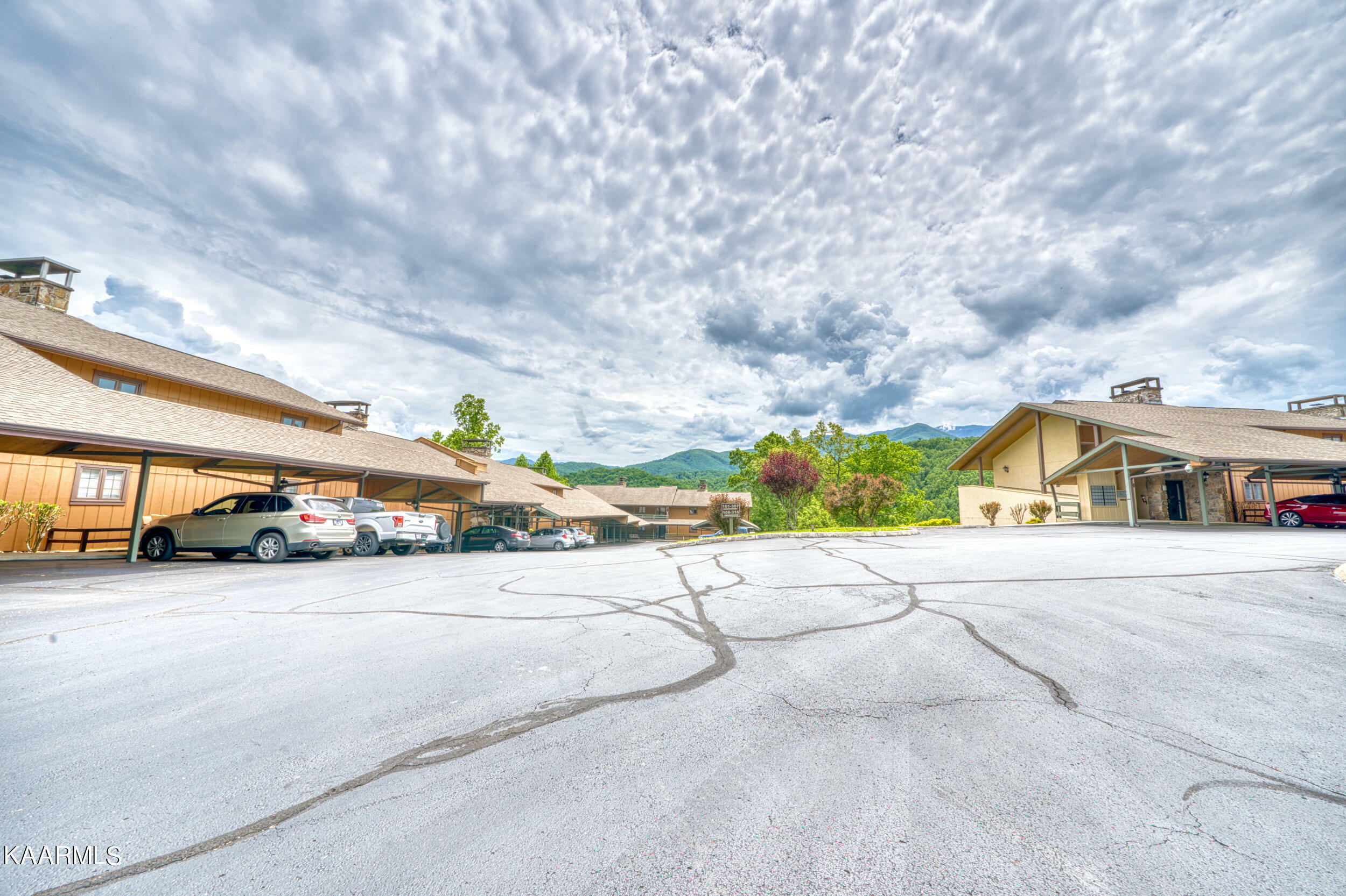Property Photo: 1824 Oriole Rd 115 TN 37738