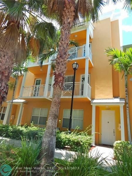Property Photo: 1309 SW 4th St FL 33312