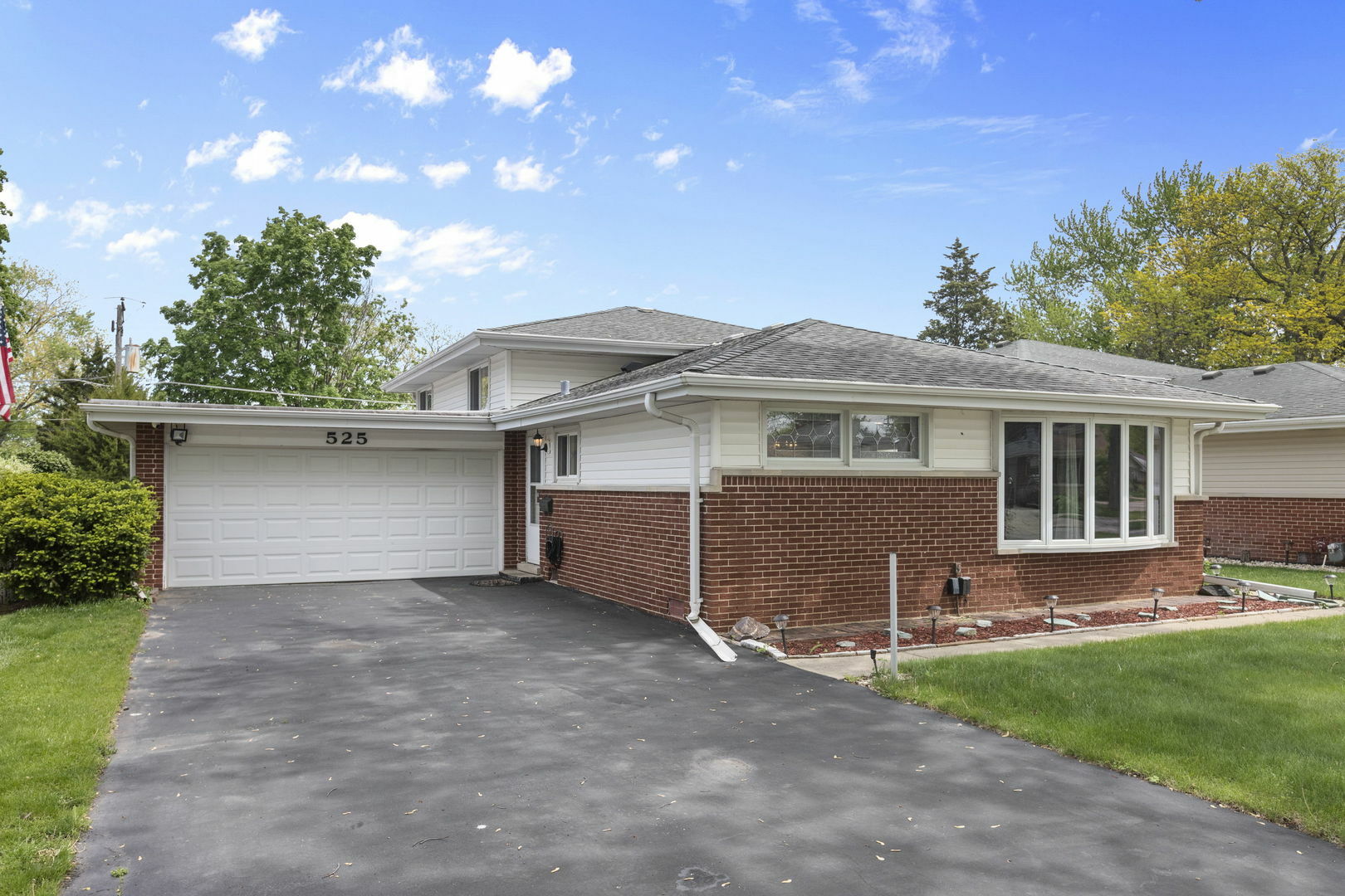 Property Photo: 525 Anita Street IL 60016