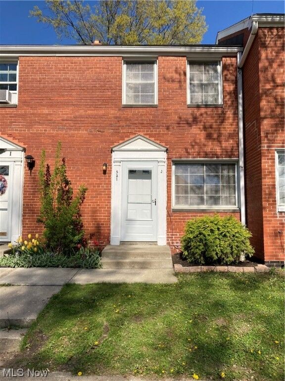 Property Photo:  521 Kenwood Drive J5  OH 44123 