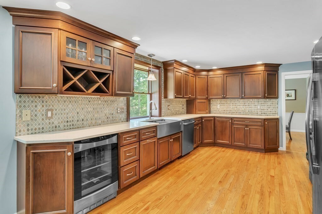 Property Photo: 6 Eastwood Dr MA 01095