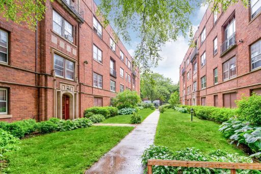 Property Photo: 1552 W Juneway Terrace 2E IL 60626