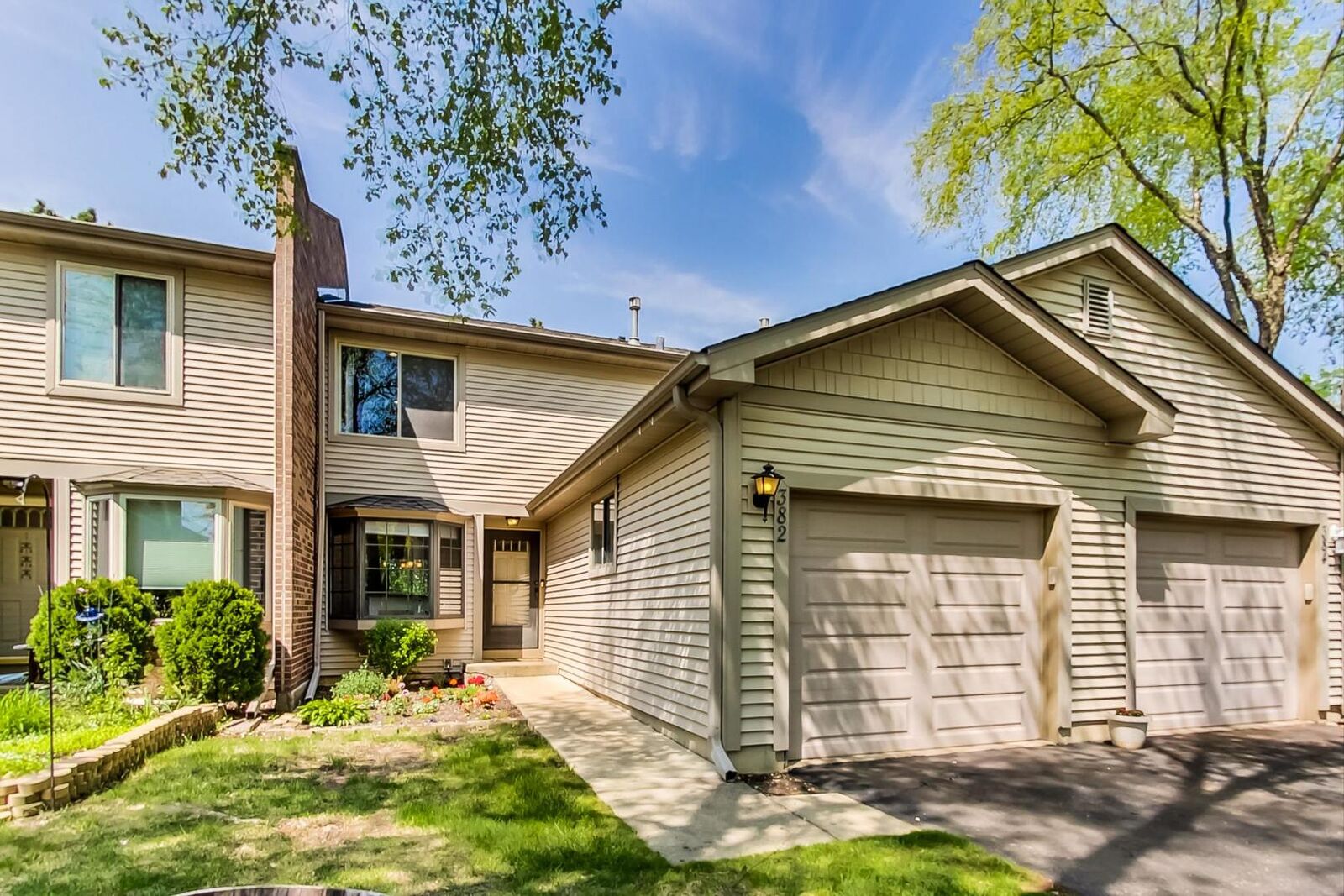 Property Photo: 382 E Forest Knoll Drive IL 60074