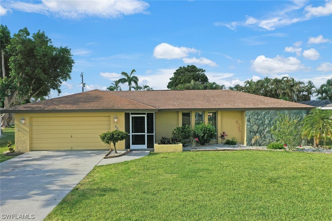 Property Photo:  524 SE 36th Street  FL 33904 