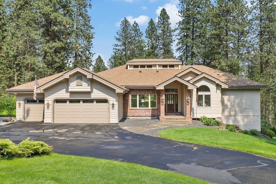 Property Photo: 8912 N Oakland Rd WA 99025