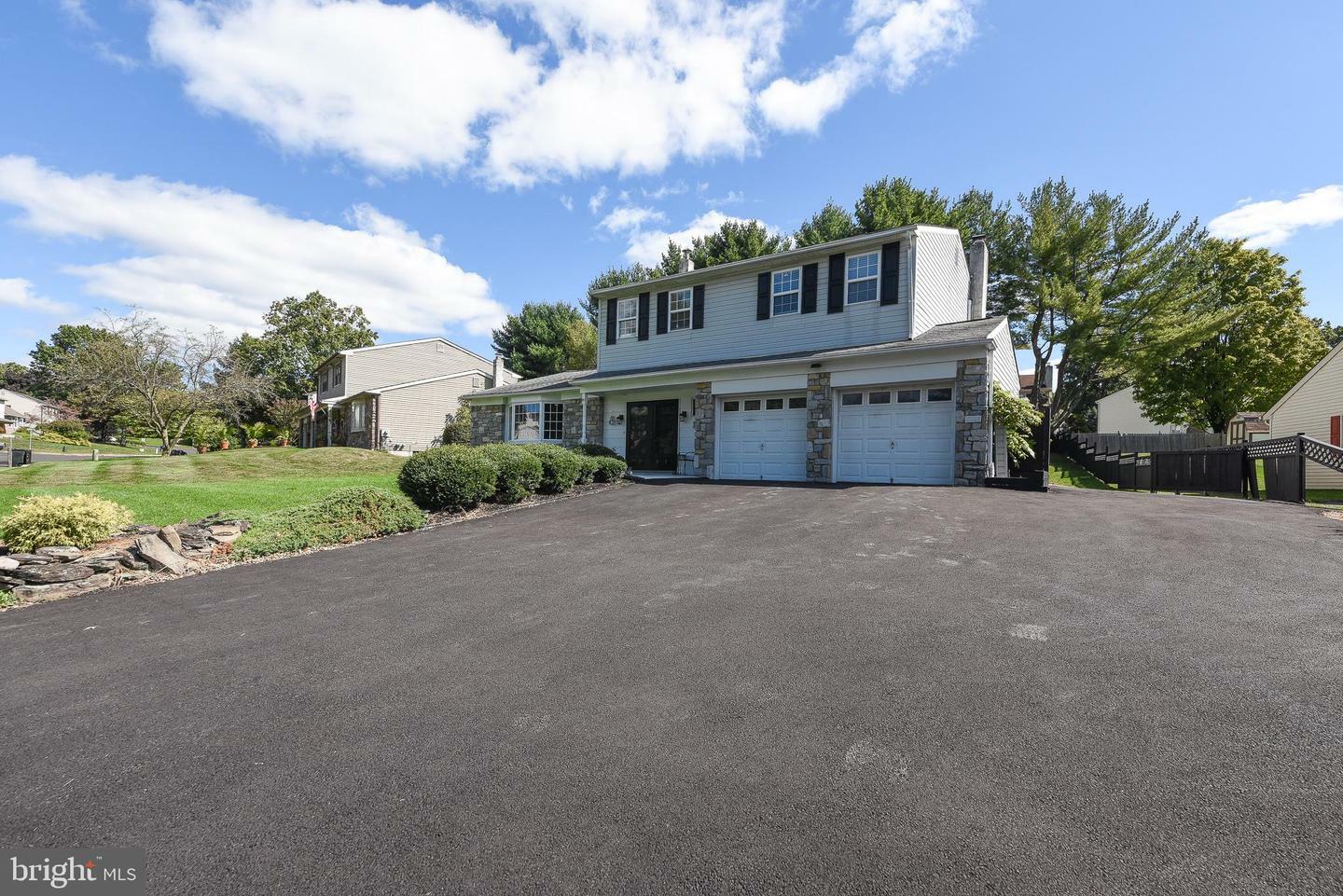 Property Photo: 127 Lark Drive PA 18966