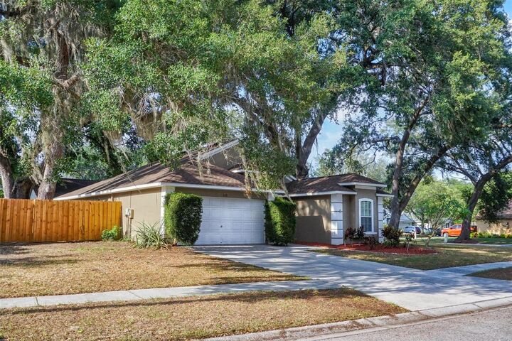 Property Photo: 529 Valencia Park Drive FL 33584