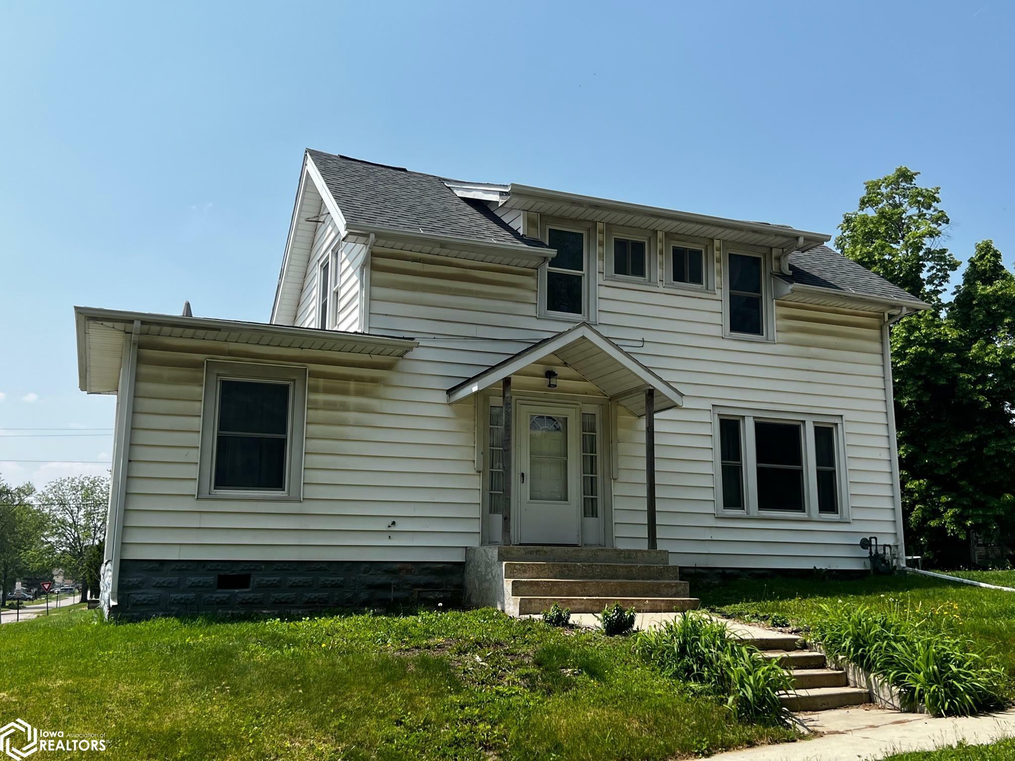 Property Photo:  601 Park Street  IA 52339 