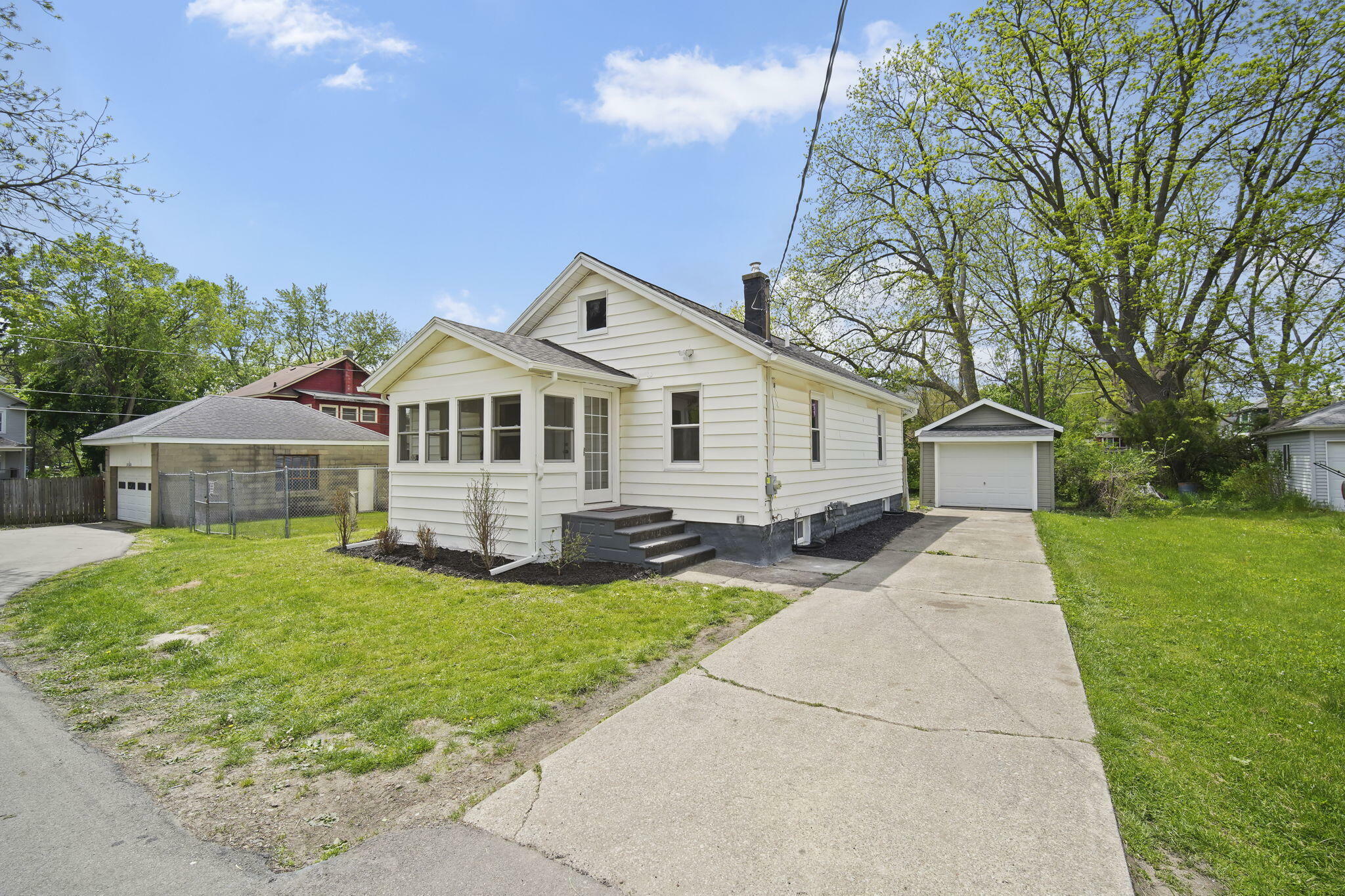 Property Photo:  2118 Sunnyside Court  MI 49203 