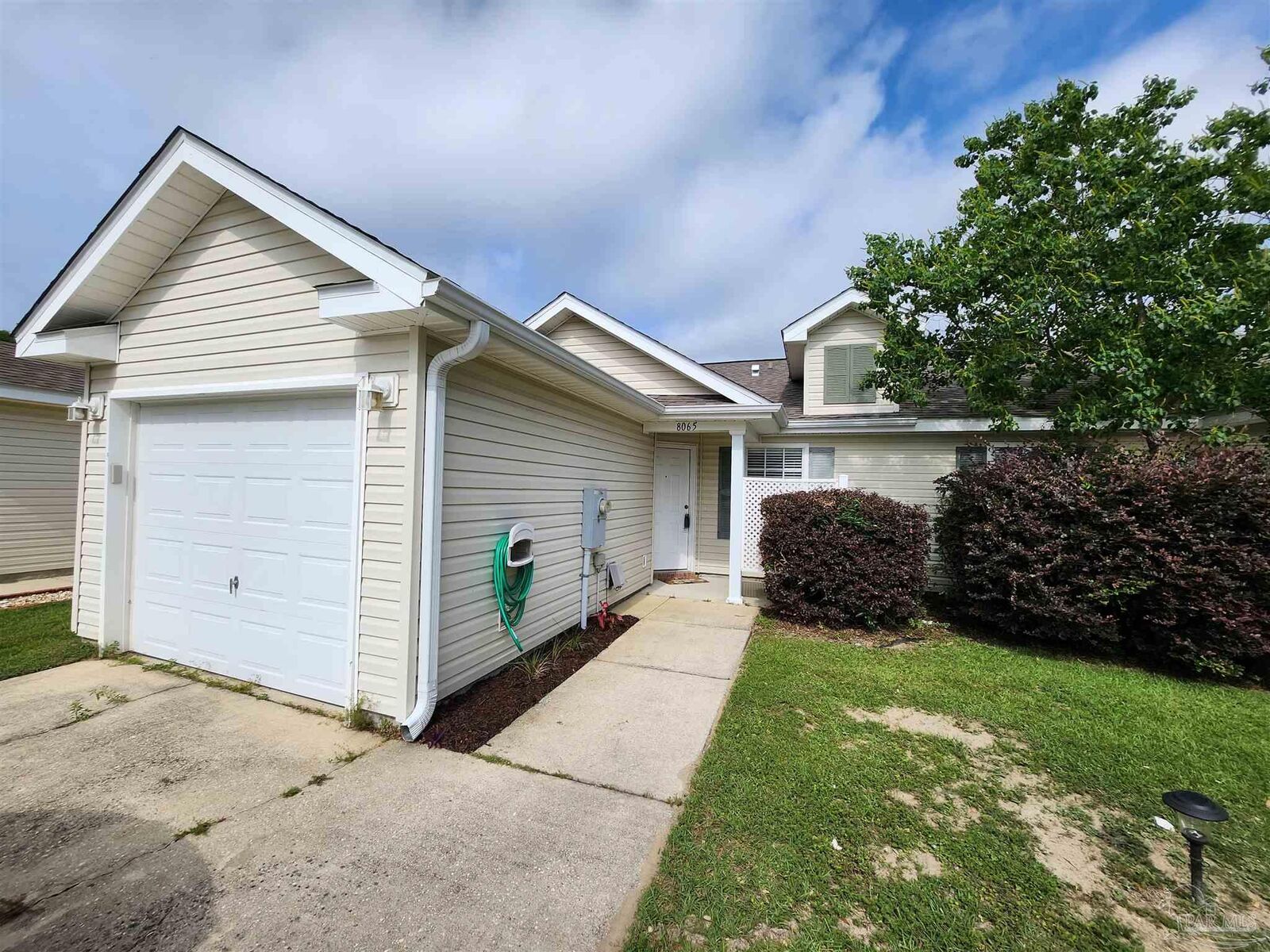 Property Photo: 8065 Stonebrook Dr FL 32514